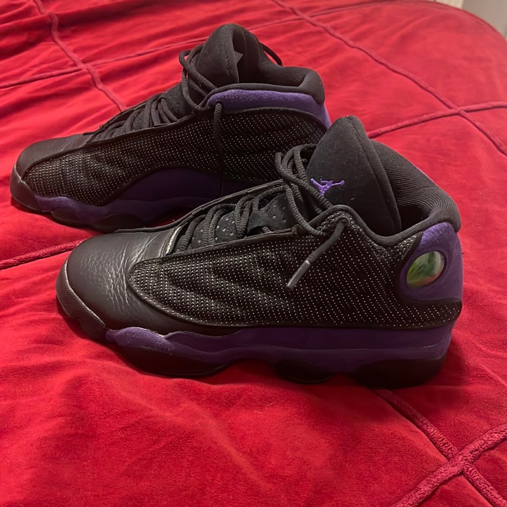 Side 6.5 in boys Jordan 13s,black and purple